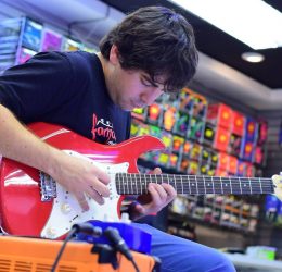 Guitarrista avanzado, especialista en amplificadores y guitarras y recientemente papá.